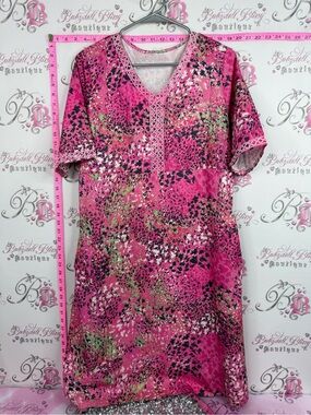 Dress T-shirt style Women’s V-Neck Midi Dress in Pink Print